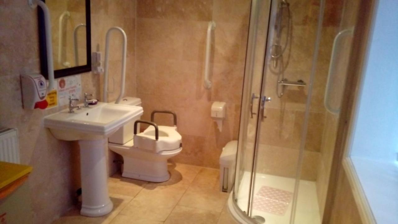 Carer 4 You Residential Home Upholland Eksteriør billede